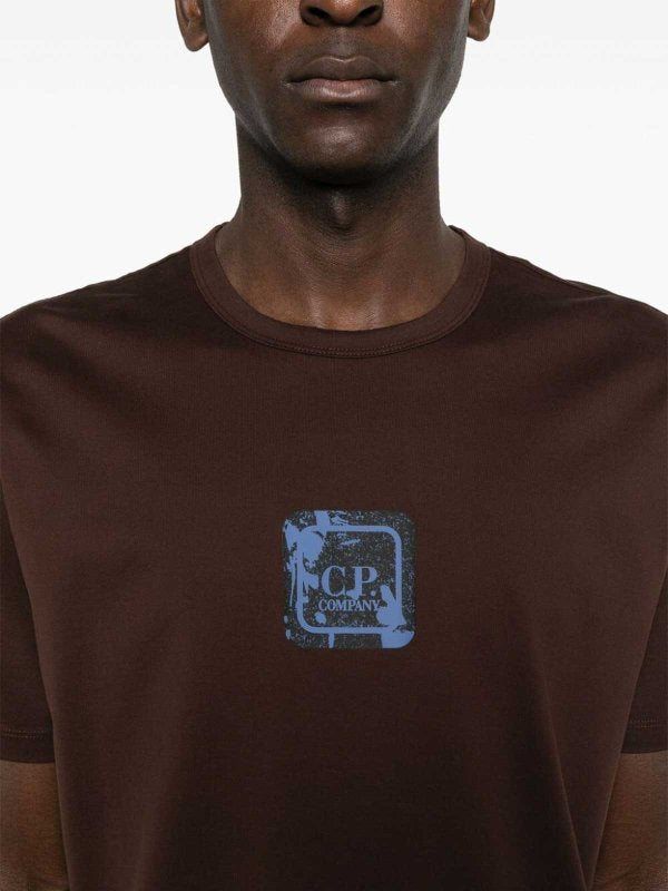Cp Company 048A Metropolis Graphic Logo T-Shirt In Rum Raisin